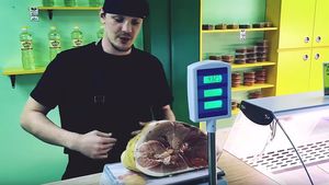 Мясник из Воронежской области показал способ обмана покупателей на электронных весах