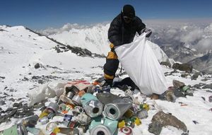 Десятилетия коммерческого альпинизма превратили гору Эверест в самую высокую в мире мусорную свалку