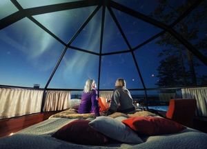 Отель в Финляндии приглашает полюбоваться северным сиянием, не вставая с постели