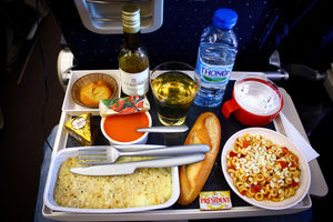 Что делают с едой в самолёте, которую не съели?
