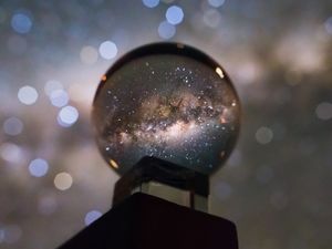 Фотография Млечного Пути через хрустальный шар выглядит ошеломительно