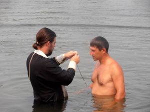 Проповедник пытается покрестить пьяного в реке, но реакция человека тебе понравится!