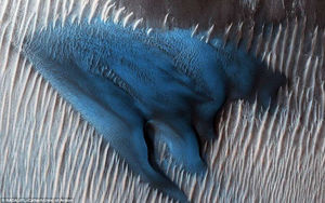 NASA опубликовало фотографию необычных голубых дюн Марса