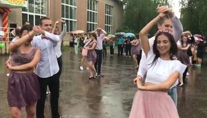Танец выпускников под дождем. Красиво выступили!