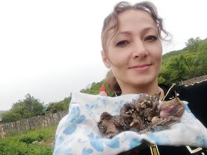 «Ушла на охоту за личинками»: жительница Приморья спасает сирот-воробьёв