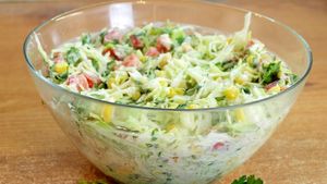 Салат из ранней капусты - видео рецепт