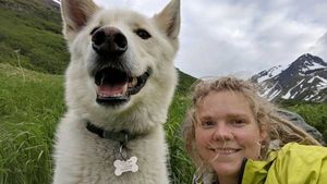 Хаски дважды спас глухую девушку, упавшую в реку на Аляске