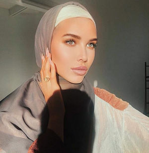 "Не позорь нашу религию": девушка Тимати оказалась в центре скандала из-за фото в хиджабе