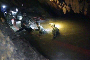 Чудо в Таиланде: Пропавших в пещере 12 детей и их тренера нашли живыми