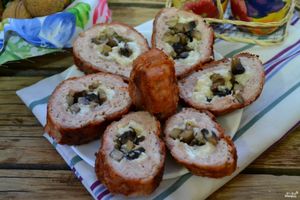 Мясной рулет с грибами и сыром