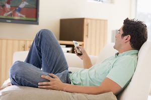 “Просто сидит и смотрит телевизор”: почему мужчина не выполняет просьбы и как изменить ситуацию