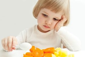 Психолог: почему полезнее позволить ребенку съесть чипсы, чем воевать за собственное право все решать?