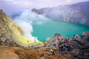 Удивительный светящийся синим пламенем вулкан в Индонезии привлекает сотни туристов