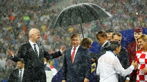 Почему Путин не поделился зонтом с президентом Хорватии?