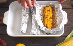 Печеная кукуруза с пряным маслом в фольге — вкусный летний рецепт