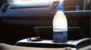 Оставлять воду в машине опасно