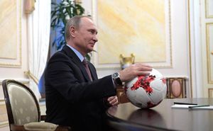 В подаренном Трампу мяче Путина обнаружен чип, западная пресса в ужасе!