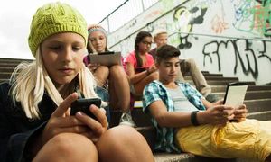 Франция запретила использовать мобильные телефоны в школах, и мнения по этому поводу кардинально разделились