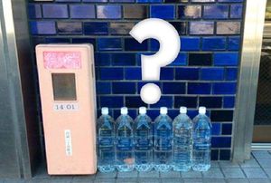 Зачем японцы ставят бутылки с водой возле своих домов. Ответ удивит многих