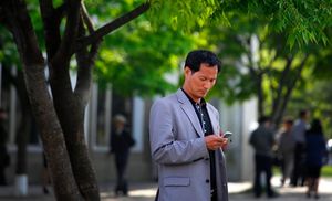 Смартфоны в Северной Кореи стоят $800, а владеют ими меньше 10% населения