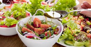 Юлия Высоцкая приглашает к столу: рецепты лучших летних салатов от ведущей кулинарного шоу