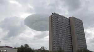 В Москве сняли на видео необычное огромное облако, похожее на замаскированный НЛО