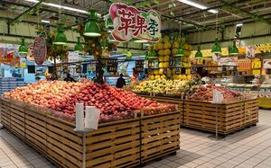 Как в Китае придают продуктам «товарный вид»: видно, как красят клубнику, яблоки и баклажаны