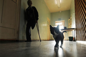 Российской пенсионерке со сломанной ногой пришлось ползти по лестнице в больнице