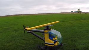 Любитель квадрокоптеров построил гигантский LEGO-вертолет