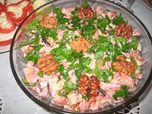 Вкуснейший салат из баклажанов с грецкими орехами и помидорами