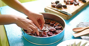 Красивый августовский пирог из кислых слив и миндаля: быстрый рецепт