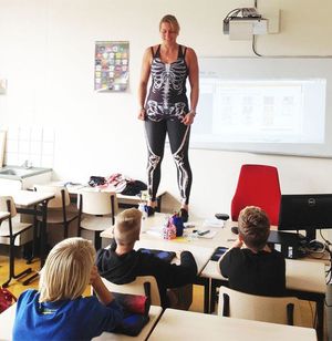 Неожиданный урок: учительница разделась перед классом, чтобы показать строение человеческого тела
