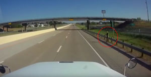 В Техасе на обочине дороги видеорегистратор заснял гуманоидное тощее существо