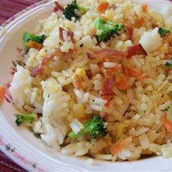 Китайский жареный рис с овощами и беконом