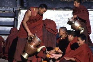 Почему тибетские монахи пьют по утрам горячую воду