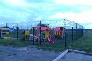 Детскую площадку в Омске оградили колючей проволокой