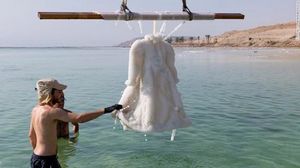 За два года в море свадебное платье превратилось в произведение искусства