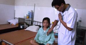 Из-за странной аномалии у вьетнамской девочки вместе с потом через кожу выходит кровь