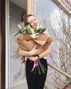 Девушка прославилась, показав трудности жизни в Якутии зимой. Теперь у неё есть летнее фото. Легче не стало