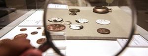 Древний пятак для разрезания кошельков и карманов нашли археологи в Москве