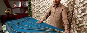 Растивший 66 лет ногти индиец обрезал их