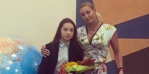 "Стриптиз пришли танцевать?": Волочкова отвела дочь в школу в развратном платье с разрезом до трусов