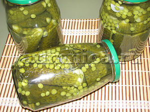Консервированные огурцы с зеленым горошком – пошаговый рецепт фото