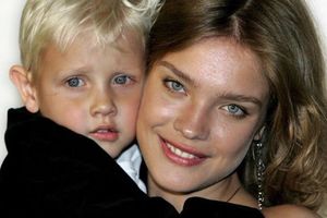 Хрупкая Наталья Водянова рядом со своим 16-летним сыном-красавцем выглядит точно его ровесница