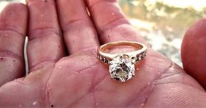 Прогуливаясь по пляжу девушка нашла золотое кольцо. Находка изменила всю ее жизнь!