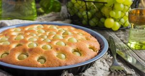 Нежное тесто, творожная начинка, виноград и легкие лимонные нотки — этот пирог не оставит равнодушным никого