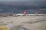 Аэропорт Стамбула пока продолжает работать после взрывов
