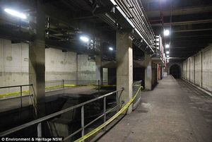 В Сиднее работники метро проверяли закрытые станции, построенные на кладбище, и услышали голоса детей