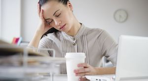 Не спать: 7 приемов, помогающих снять усталость