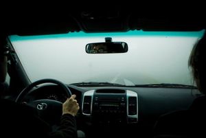 Как справиться с запотевшими окнами и влажностью в салоне автомобиля